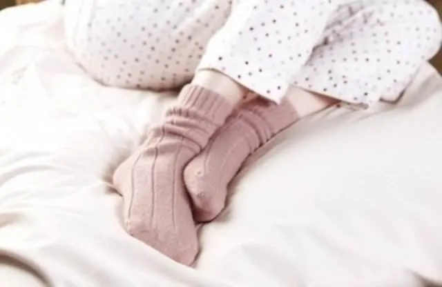 Çorapla uyumak sağlığa zarar veriyor