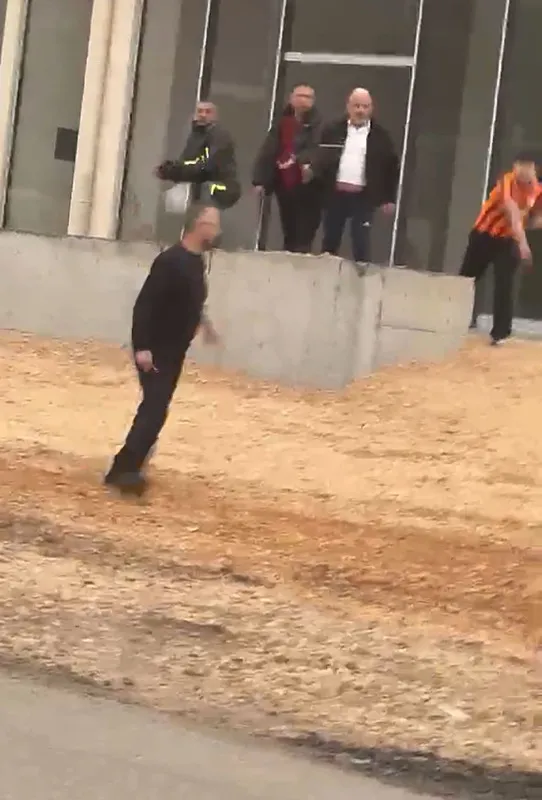once-uzerlerine-surdu-sonra-sopayla-saldirdi-o-anlar-kamerada-1777747511319.jpeg