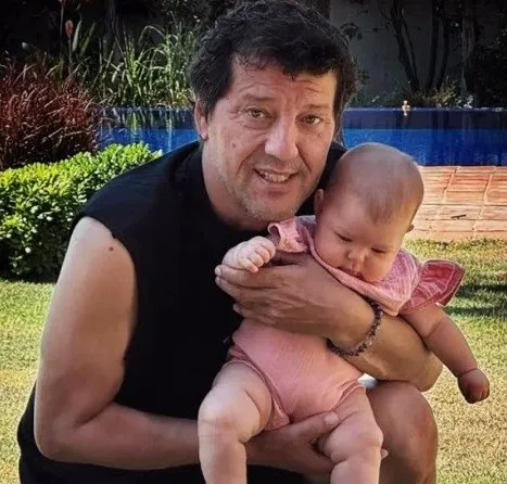 Oyuncu İlker Aksum’dan mutlu aile pozu geldi! Bu kız aynı babası