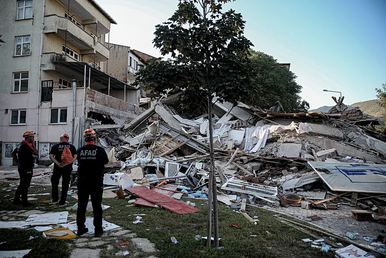 SON DAKİKA… Balıkesir Sındırgı’da 6.1’lik deprem! Yıkımın boyutu hava aydınlanınca ortaya çıktı: İşte o görüntüler!