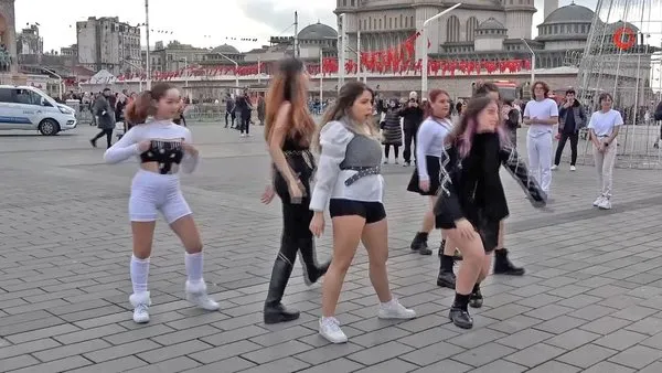 İstanbul Taksim'de gençlerden şaşırtan dans gösterisi!