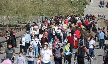 Diyarbakır’da koronavirüs unutuldu! İnsanlar tarihi köprüye akın etti