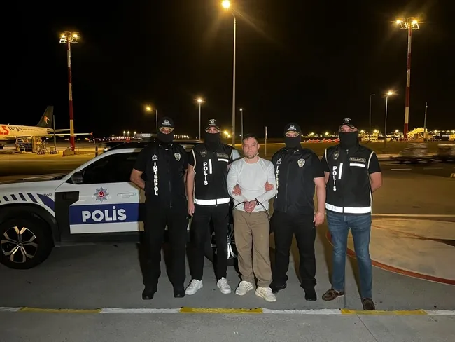 suc-orgutu-lideri-serkan-kurtulus-turkiyeye-boyle-getirildi-son-care-ucakta-bomba-var-diye-bagirmis-1786743188251.jpg