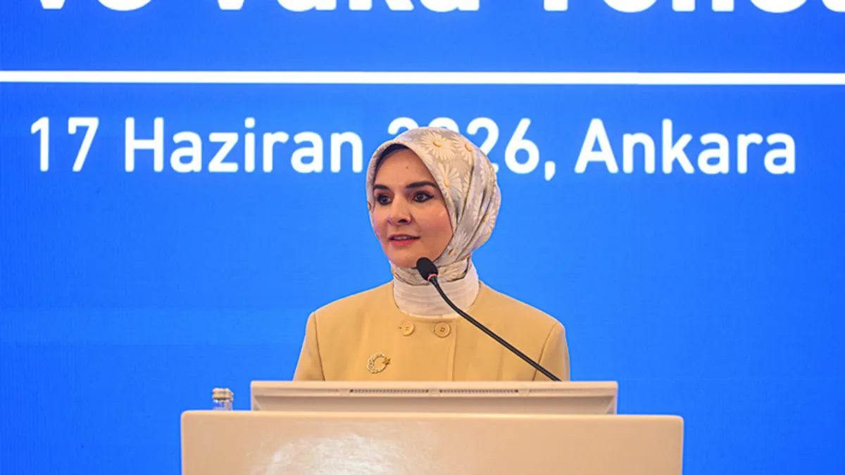 Aile ve Sosyal Hizmetler Bakanı Mahinur Özdemir Göktaş konuşma yaparken
