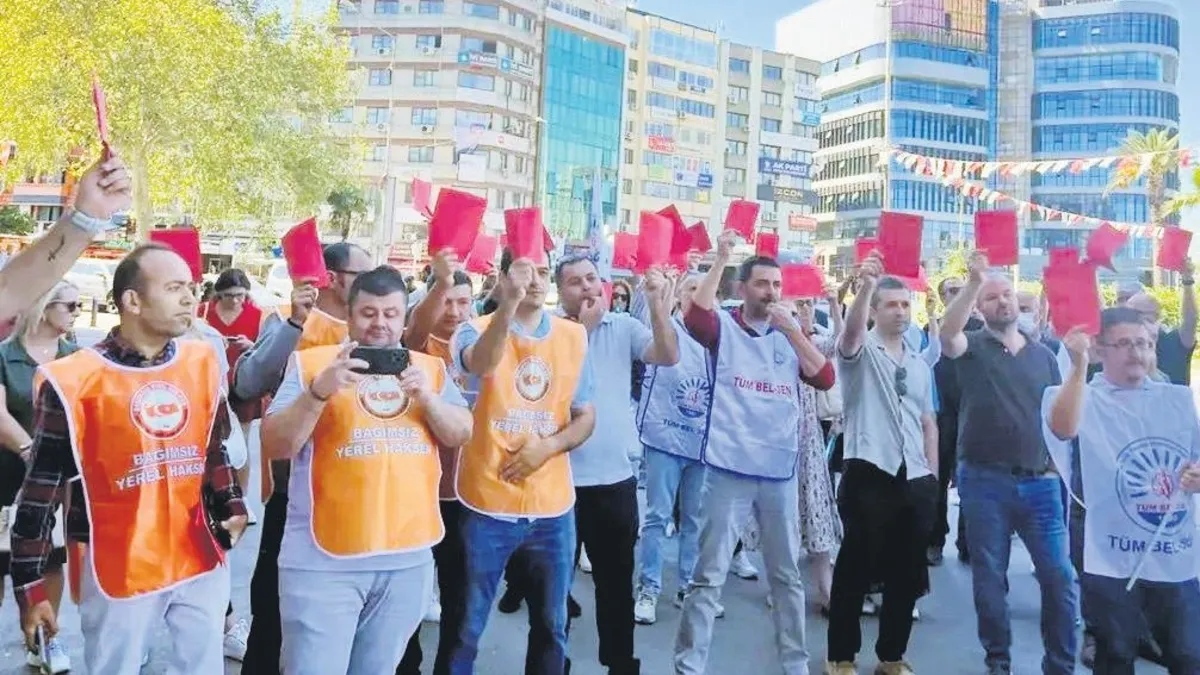 Konak'ta Eylemde Yeni Partili Başkan'a Kırmızı Kart!