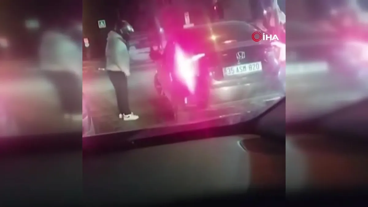 Bursa’da trafikte motosikletliye kadın sürücüden tekmeli tokatlı saldırı videosunu izle Bursa’da trafikte motosikletliye kadın sürücüden tekmeli tokatlı saldırı videosunu izle