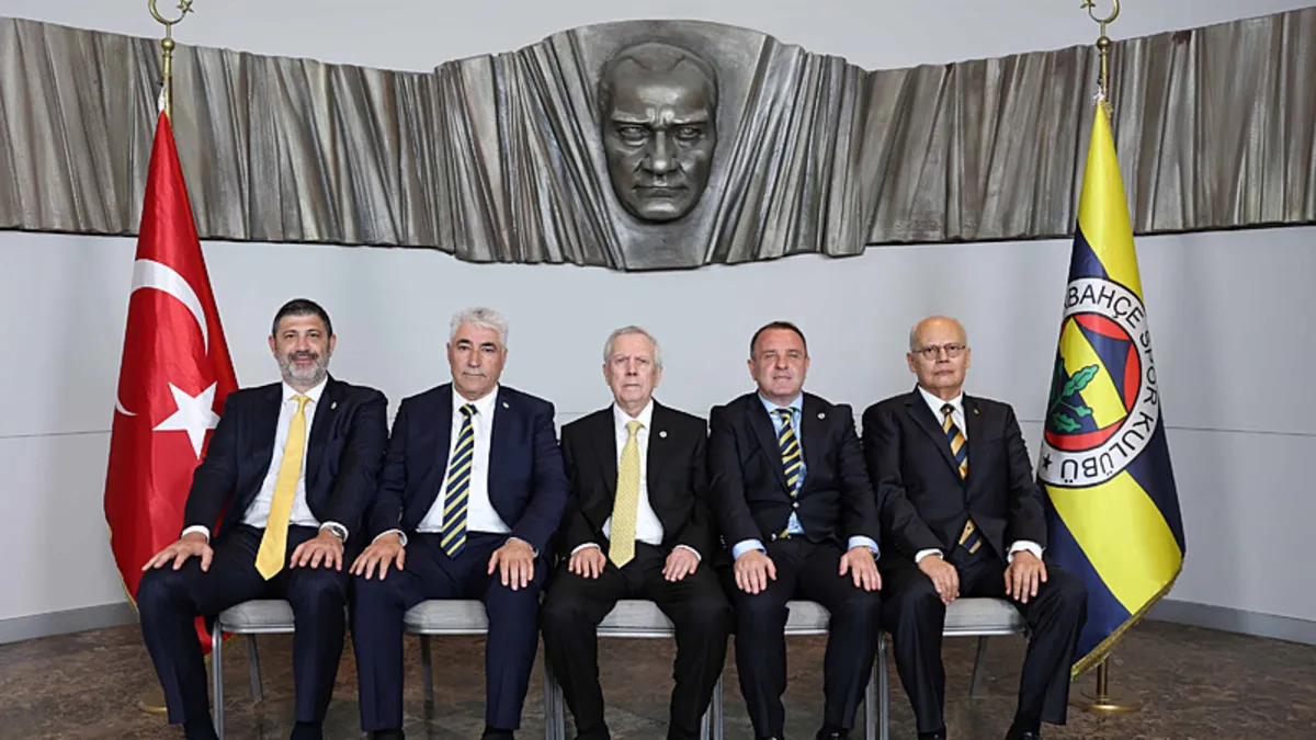 Fenerbahçe Başkan Vekili Barış Göktürk konuşurken
