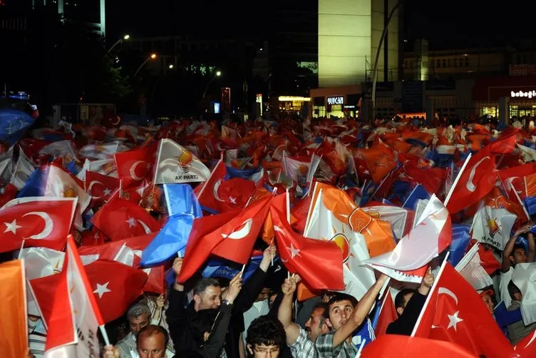AK Parti önündeki kalabalıktan fotoğraflar