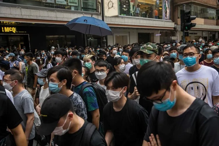 Hong Kong’da sokaklar yine karıştı! On binlerce insan sokaklarda...