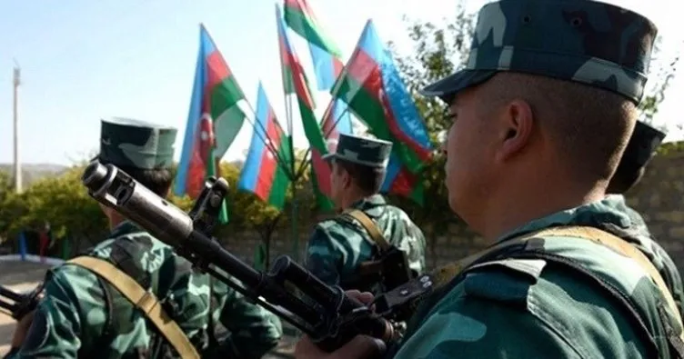 Azerbaycan askeri, Ağdam’ın tahliyesinde Ermeni sivillere yardım etti