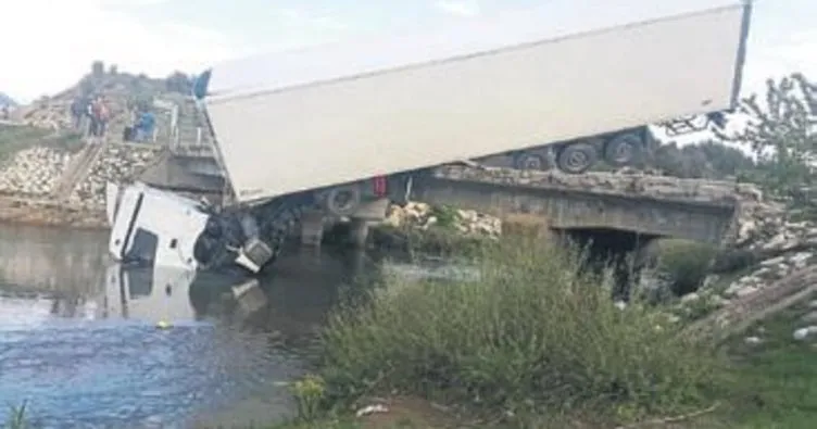 Kazada koca TIR köprüde asılı kaldı