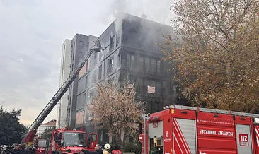 Kadıköy’de 5 katlı binada yangın! Ekiplerin alevlere müdahalesi sürüyor