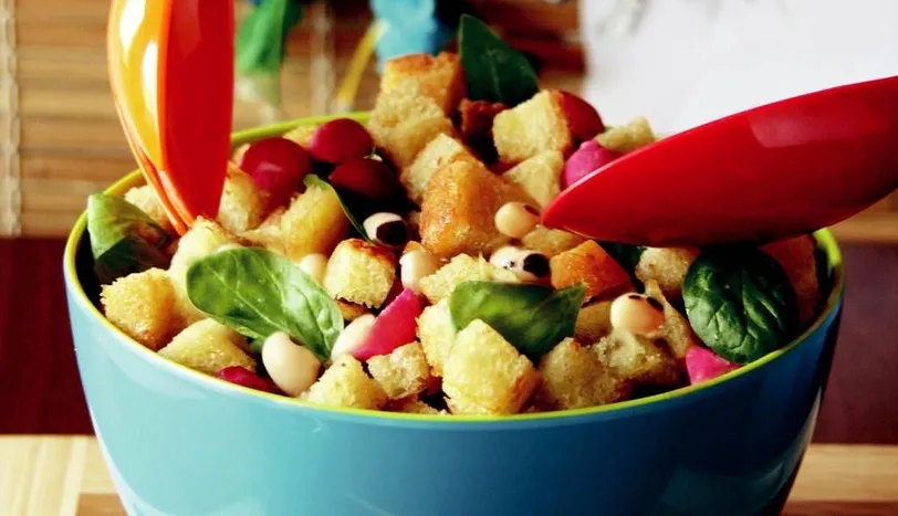 Fasulyeli, Ispanaklı, Turplu Ekmek Salatası Fasulyeli, Ispanaklı, Turplu Ekmek Salatası