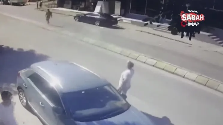 Motosikletin çarptığı yaya, başka bir yayanın üzerine böyle savruldu | Video