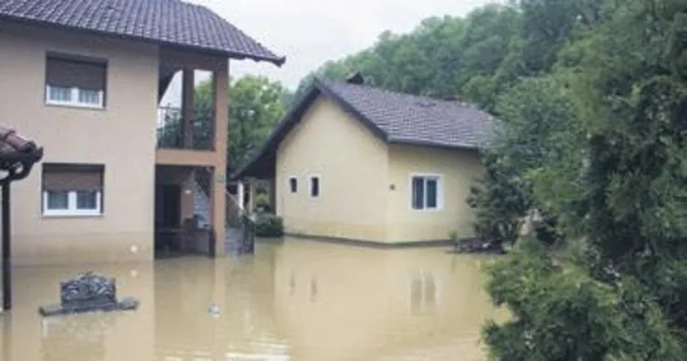 Bosna’daki sel hayatı felç etti