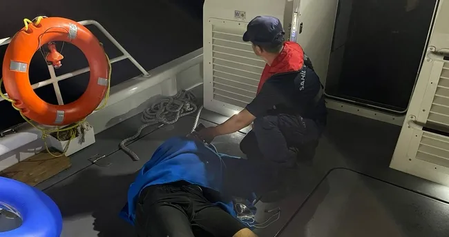 Yüzerek Yunan adalarına geçmek isteyen göçmen kurtarıldı Yüzerek Yunan adalarına geçmek isteyen göçmen kurtarıldı