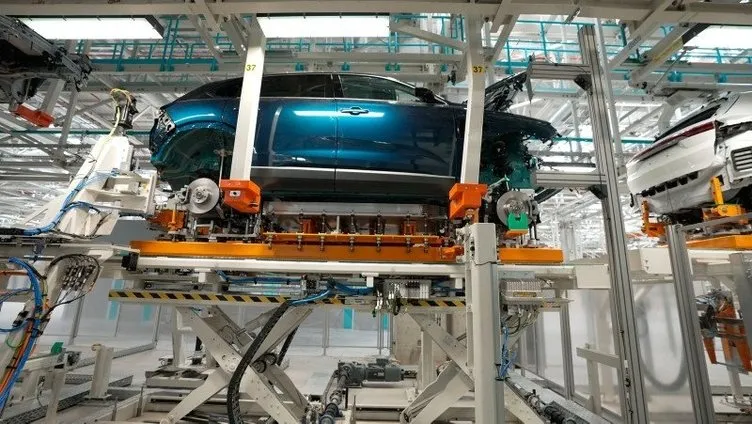 Fransız basını TOGG’u mercek altına aldı: Tek tek incelediler! Her şey çok hızlı gelişti