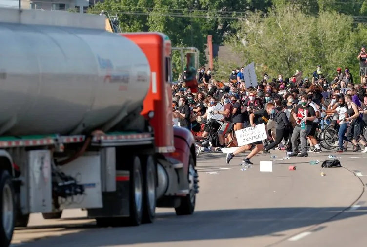 Son dakika haberi| ABD’de kaos büyüyor! TIR protestocuların arasında daldı