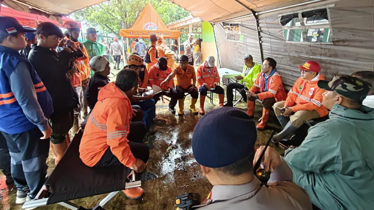 Endonezya’da toprak kayması: 8 ölü, 82 kayıp Endonezya’da toprak kayması: 8 ölü, 82 kayıp
