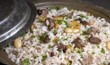 Bademli iç pilav tarifi: Yiyen bir tabak daha istiyor