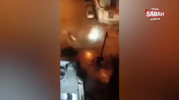 Adana'da görenleri hayrete düşüren anlar kamerada... İki grup sokak ortasında birbirlerine havai fişek attı! | Video