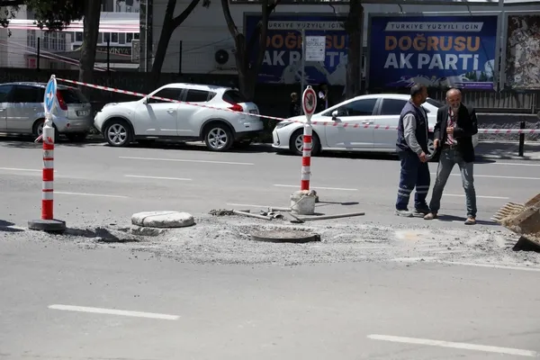 yolu-yaptilar-rogari-unuttular-bunlar-mi-ulkeyi-yonetecekler-1683007769104.jpg CHP'li belediye yolu yaptı rögar kapağını unuttu...