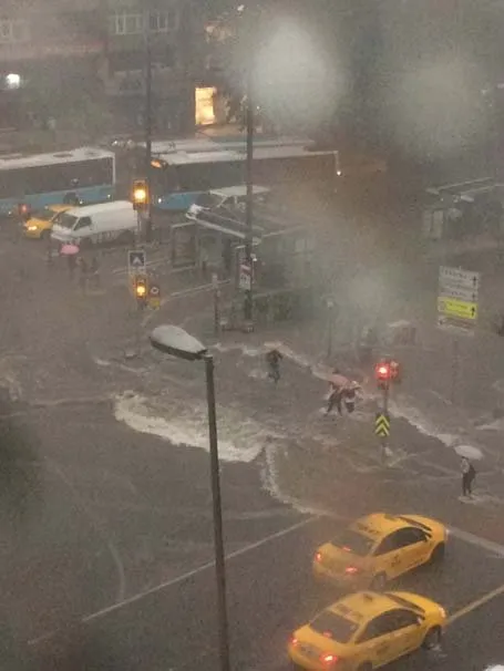 İstanbul yağmuru sosyal medyayı salladı