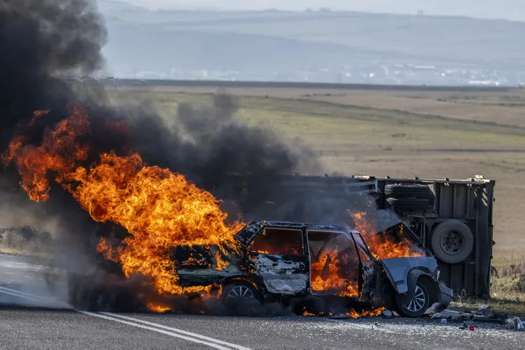 Kars’ta kamyonetle çarpışan otomobil alev topuna döndü: Sürücü böyle kurtarıldı!
