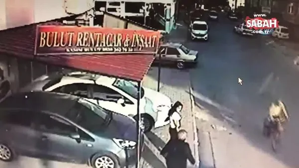 Karaman'da dolmuş şoförü minibüsü ile sıkıştırdığı yaşlı adamı vatandaşların gözü önünde tekme tokat dövdü!