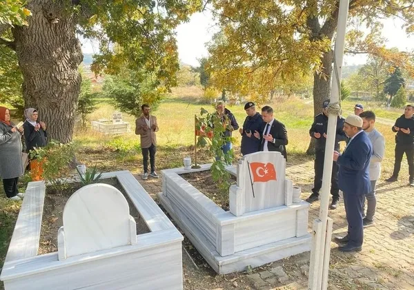kaymakam-sehit-kabirlerine-ziyarette-bulundu-1730393742128.jpg