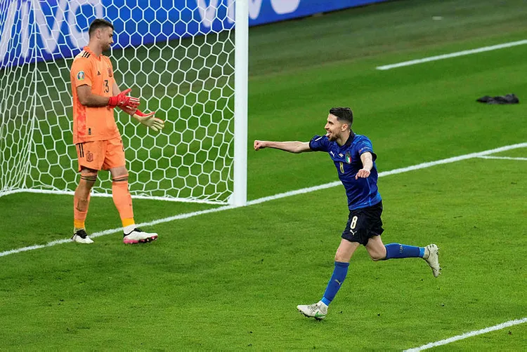 euro-2020de-ilk-finalist-italya-oldu-jorginhonun-penaltisi-cok-konusuldu-1625634304633.jpg