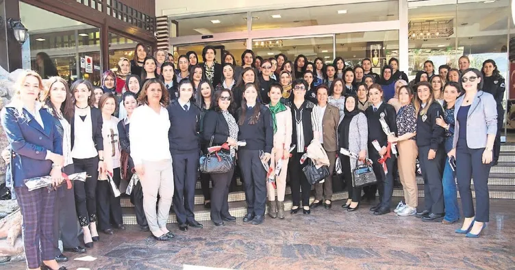 Kadın polislere karanfil