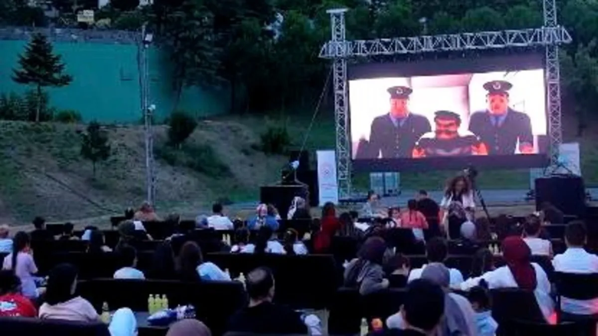 15 Temmuz şehit ve gazi yakınları açık hava sineması etkinliğinde bir arada