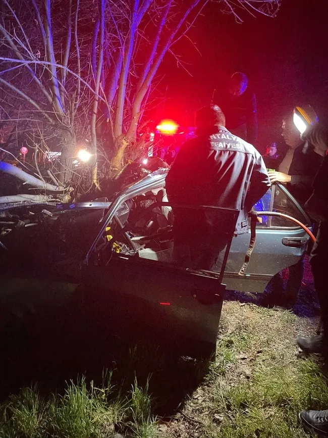 son-dakika-antalya-korkutelinde-feci-kaza-agaca-carpan-aracta-3-kisi-hayatini-kaybetti-1775370548723.jpg Antalya Korkuteli trafik kazası olay yeri