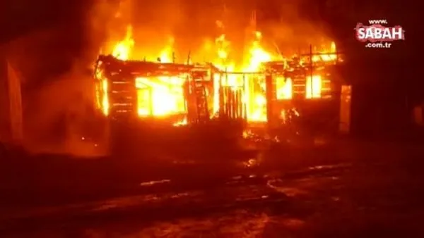 Sinop'ta tek katlı ahşap ev yangında kül oldu | Video