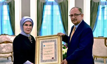 Emine Erdoğan, Sıfır Atık projesine verilen AKDENİZ-PA Ödülü’nü teslim aldı