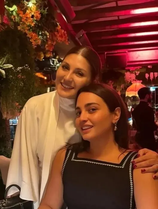 Azra Akın kızıyla oynadı eşi oğluyla yüzdü! Plajda aile pozları mest etti: İşte o anlar...