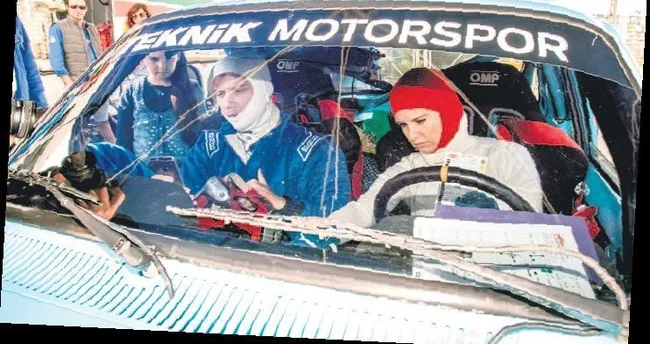 Birlikte ralliye katıldılar arabaları suya saplandı