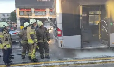 SON DAKİKA... İstanbul Avcılar'da metrobüs yangını: Bir anda dumanlar yükselmeye başladı! #istanbul