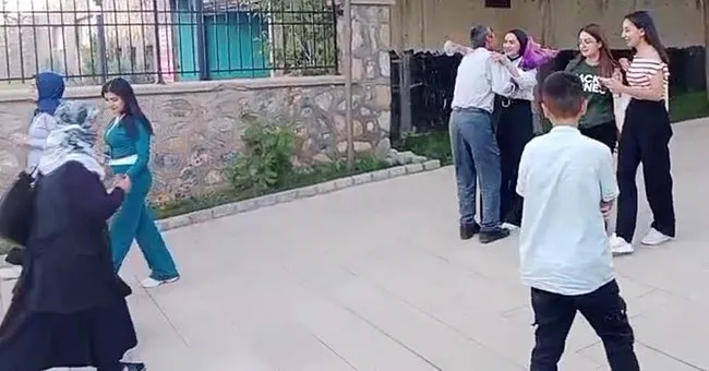 Tüm Türkiye onları konuşmuştu: YKS Sınavı sonrası kızını çiçekle karşılayan babadan duygu dolu sözler!
