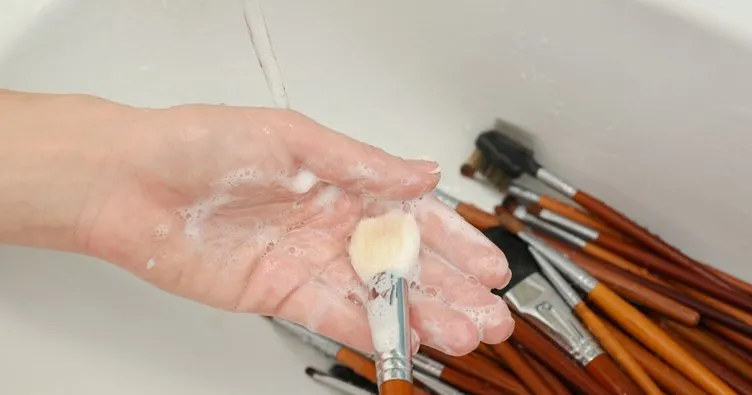 Makyaj fırçalarını temizlemenin püf noktaları