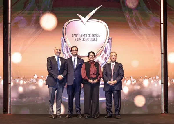 kuresellesen-sabri-ulker-gelecegin-bilim-lideri-odulunun-10uncusu-siliye-uzandi-1775822781316.jpeg