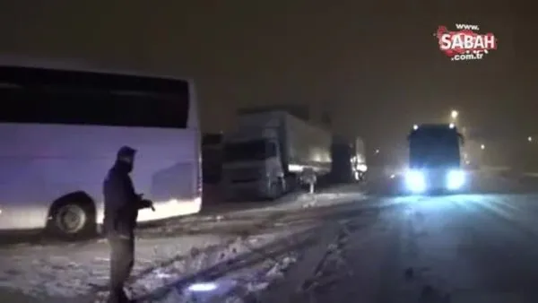 Uluslararası yolda ulaşıma kar engeli | Video