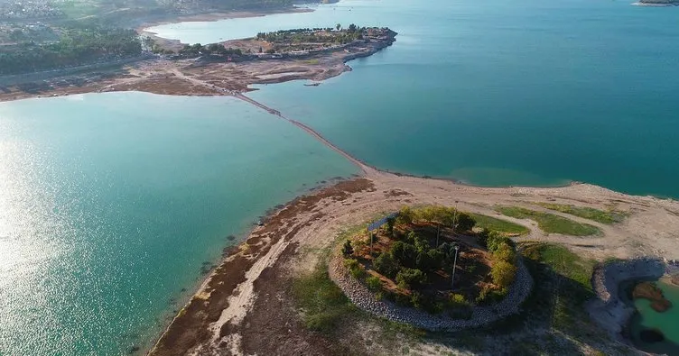 Adana’da barajın suları çekildi, adaya yürüyerek gittiler