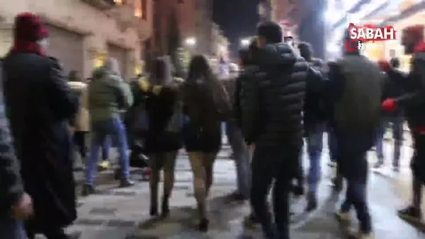 İstanbul Taksim'de kalabalık bir grubun tacizine uğrayan genç kızları polis böyle kurtardı...