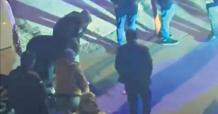 Genç kadını sokak ortasında bıçakladı