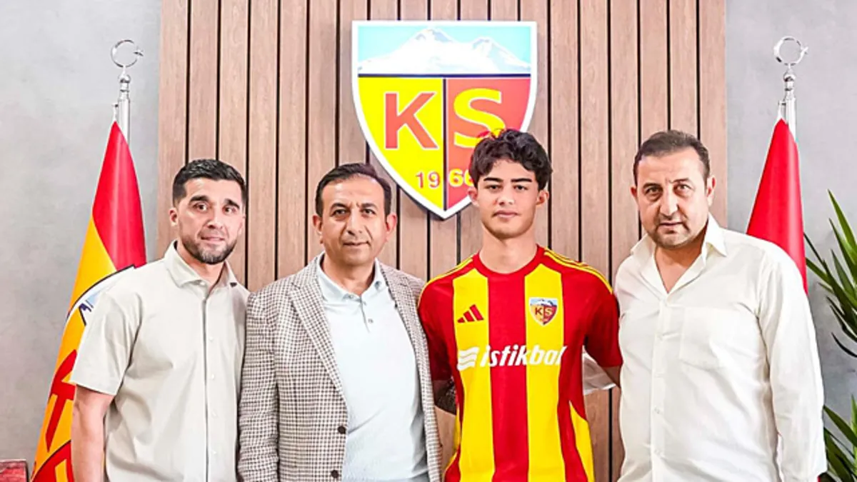 Kayserispor'un genç oyuncusu Kayra Cihan ile imzaladığı yeni sözleşme
