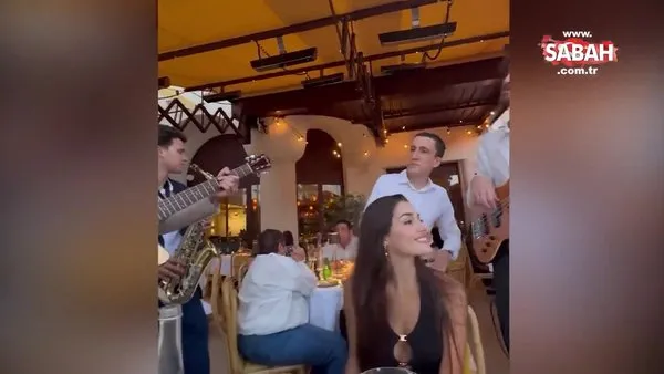 Hakan Sabancı sevgilisi Hande Erçel’e tatilde serenat yaptırdı | Video