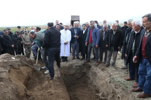 kuduz-nedeniyle-hayatini-kaybeden-mustafanin-cenazesi-gozyaslariyla-topraga-verildi-1668089166585.jpg
