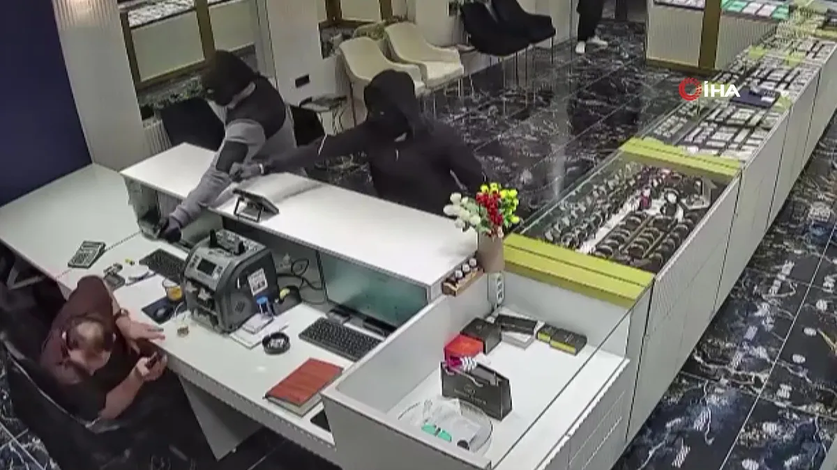 Konya’da maskeli soyguncuların hedefi olan kuyumcu o anları anlattı | Video videosunu izle Konya’da maskeli soyguncuların hedefi olan kuyumcu o anları anlattı | Video videosunu izle
